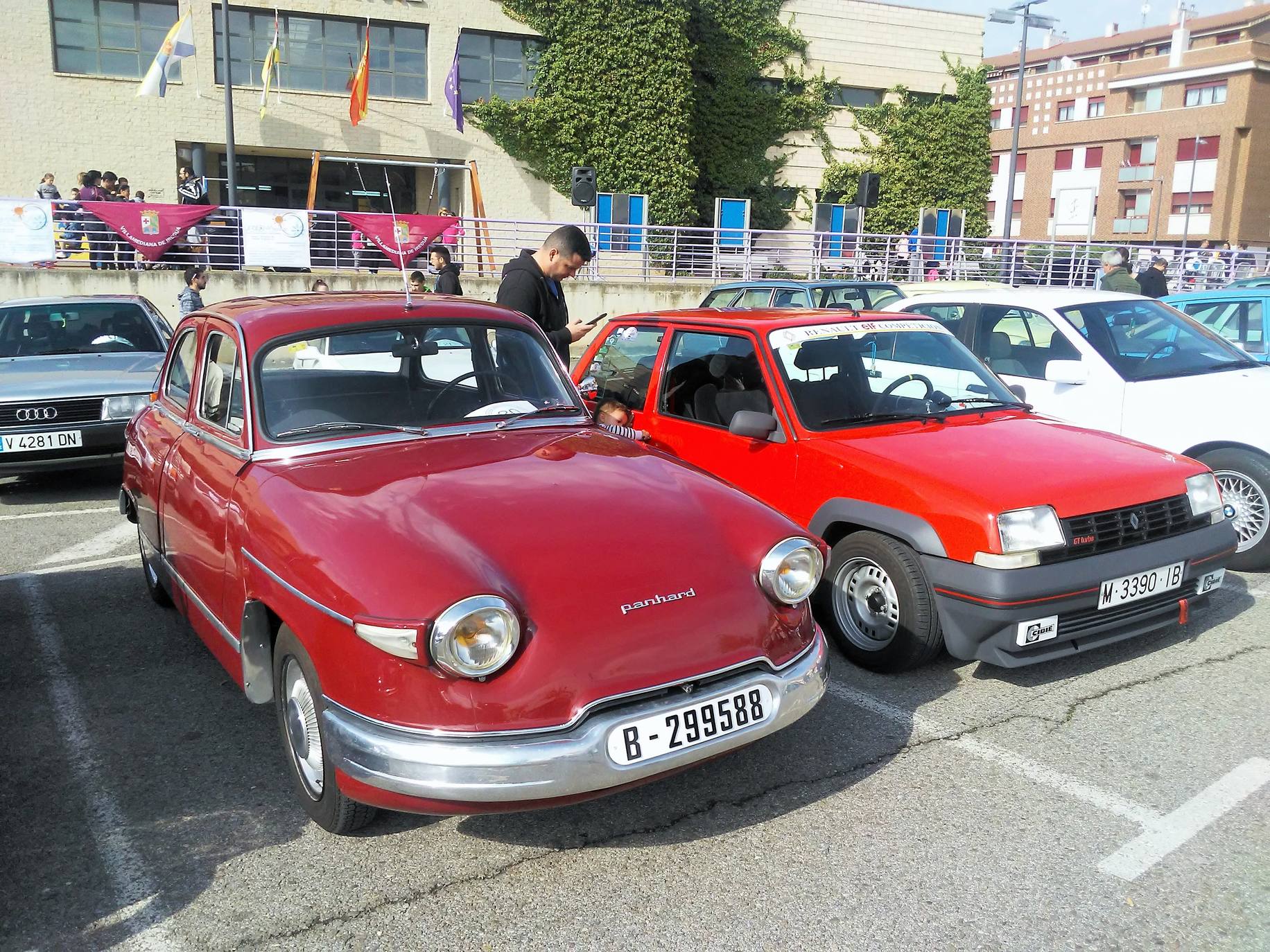 El aparcamiento del polideportivo municipal acogió el domingo la cuarta 'Quedada de los Amigos de los Clásicos de Villamediana de Iregua'. Entre los vehículos expuestos se pudo contemplar un camión de la UME.