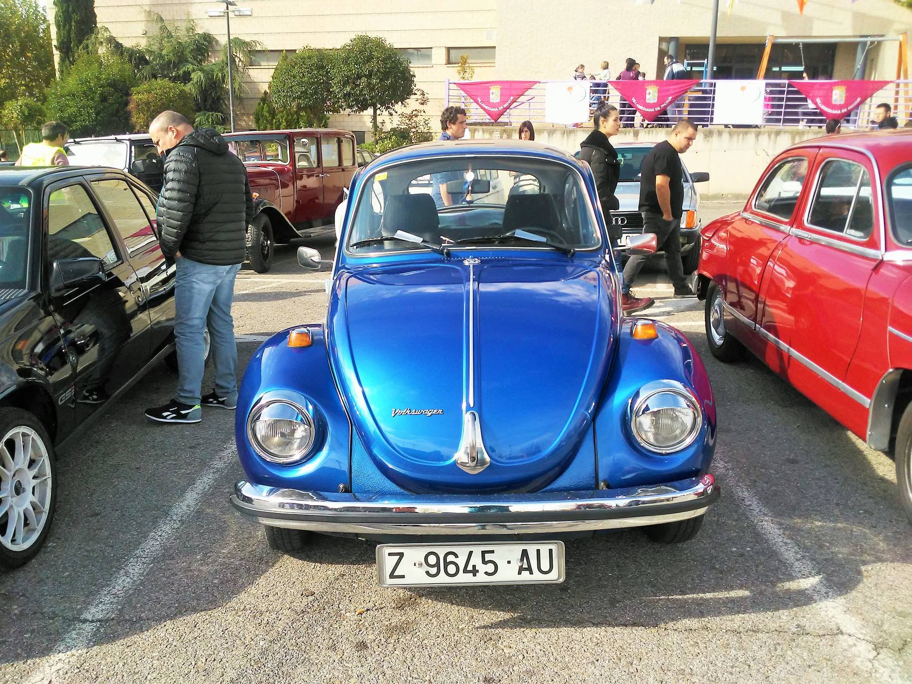 El aparcamiento del polideportivo municipal acogió el domingo la cuarta 'Quedada de los Amigos de los Clásicos de Villamediana de Iregua'. Entre los vehículos expuestos se pudo contemplar un camión de la UME.