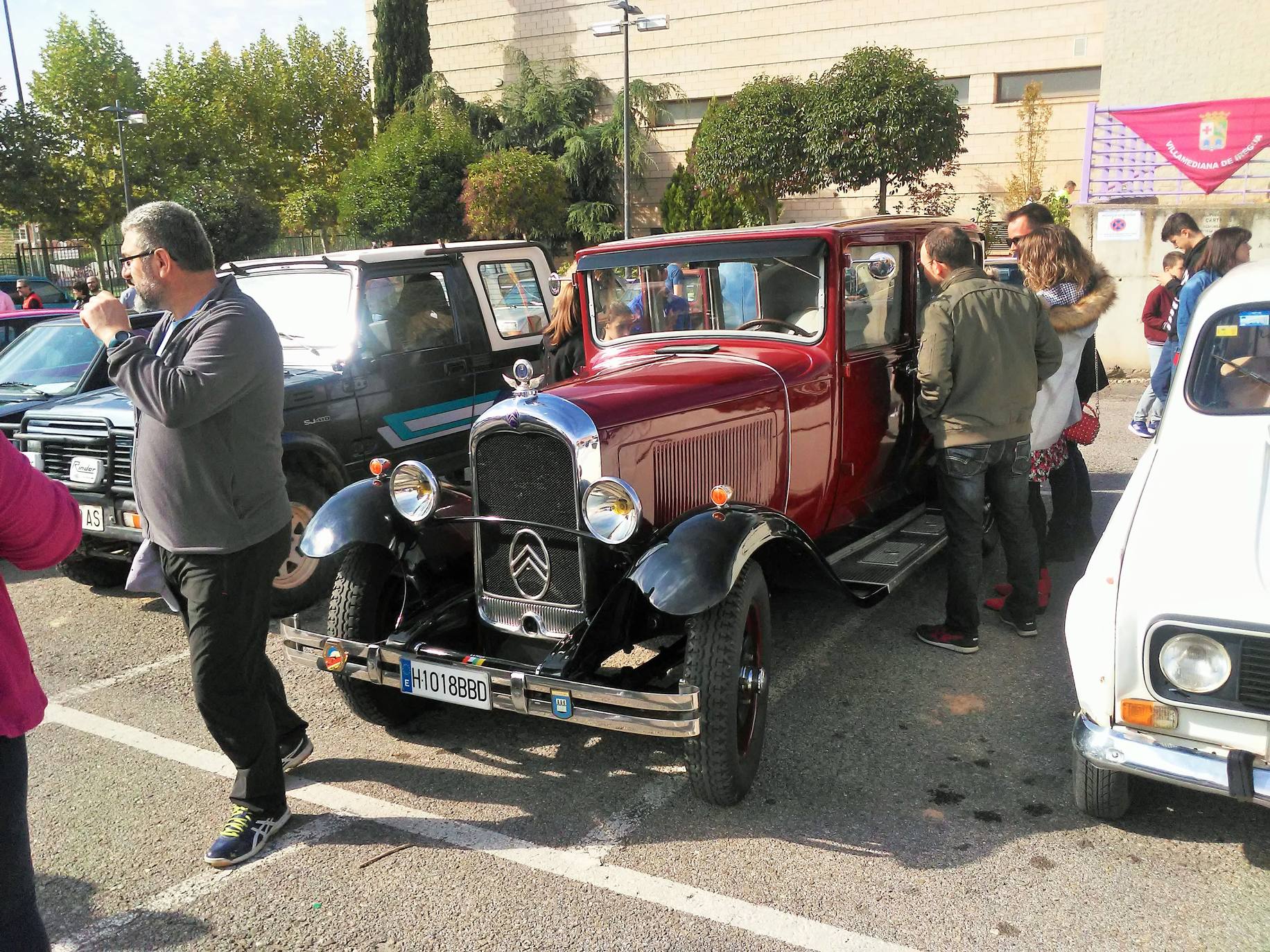El aparcamiento del polideportivo municipal acogió el domingo la cuarta 'Quedada de los Amigos de los Clásicos de Villamediana de Iregua'. Entre los vehículos expuestos se pudo contemplar un camión de la UME.