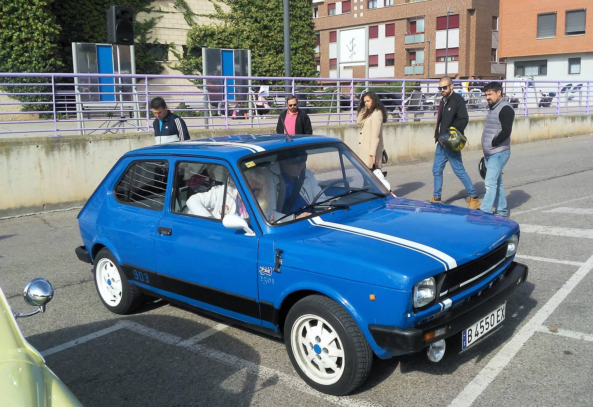 El aparcamiento del polideportivo municipal acogió el domingo la cuarta 'Quedada de los Amigos de los Clásicos de Villamediana de Iregua'. Entre los vehículos expuestos se pudo contemplar un camión de la UME.