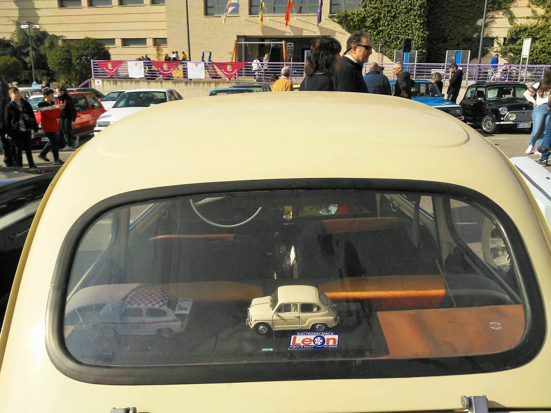 El aparcamiento del polideportivo municipal acogió el domingo la cuarta 'Quedada de los Amigos de los Clásicos de Villamediana de Iregua'. Entre los vehículos expuestos se pudo contemplar un camión de la UME.