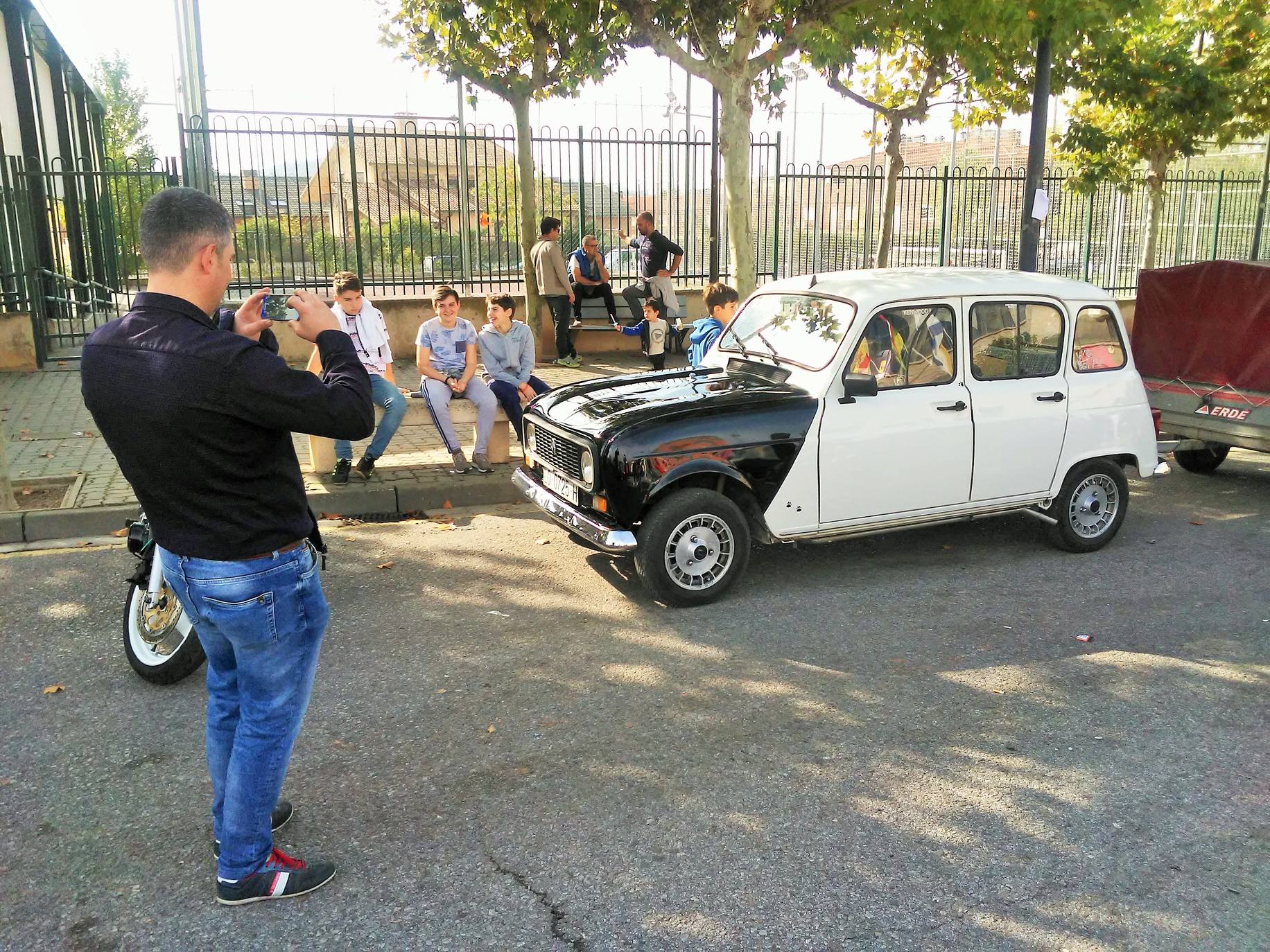 El aparcamiento del polideportivo municipal acogió el domingo la cuarta 'Quedada de los Amigos de los Clásicos de Villamediana de Iregua'. Entre los vehículos expuestos se pudo contemplar un camión de la UME.