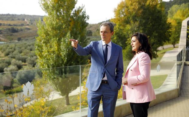 Pedro Duque y Concha Andreu, durante la visita realizada este martes al Instituto de Ciencias de la Vid y del Vino en La Grajera.