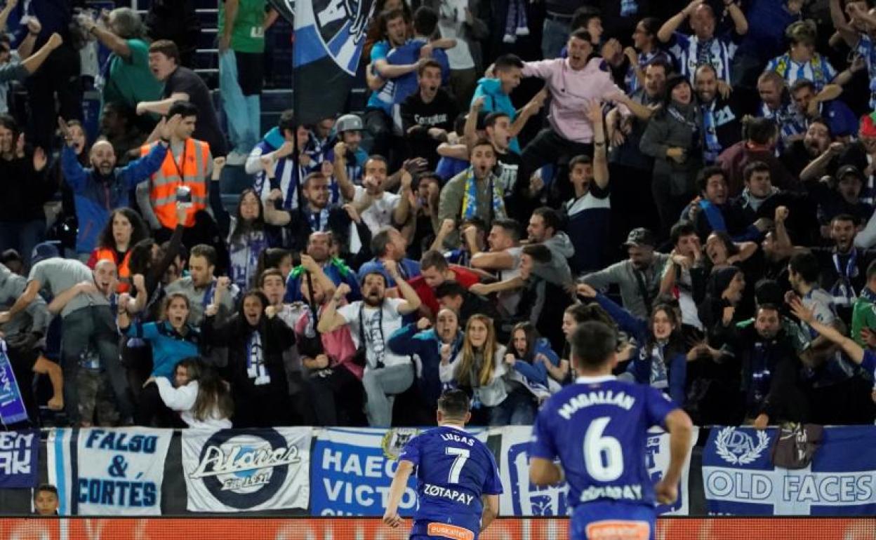 Lucas Pérez celebra el gol del empate ante el Atlético. 