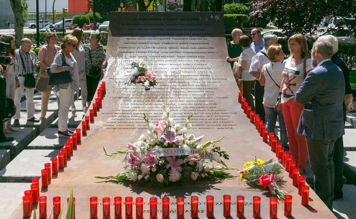 Monumento a las víctimas del accidente del Yak-42 en Turquía, durante un acto celebrado en 2017.