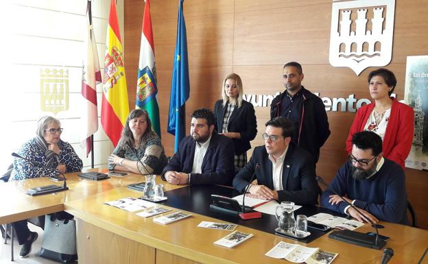 El concejal de Participación Ciudadana, Kilian Cruz-Dunne, junto con representantes de la Asociación Histórico Cultural Guardias de Santiago 1521 y la Asociación de Vecinos Centro Histórico, este miércoles en el Ayuntamiento.