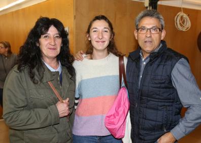 Imagen secundaria 1 - Arriba, Olga Hernáez, Beatriz Cerezuela y Arturo Astorga. Abajo, a la izquierda, María Vega García, Maripaz Jiménez, Conchi Sáez y Charo Ramírez.Y abajo a la derecha, Marían Rodríguez, Nerea Saola y la niña Aitana Muñoz.