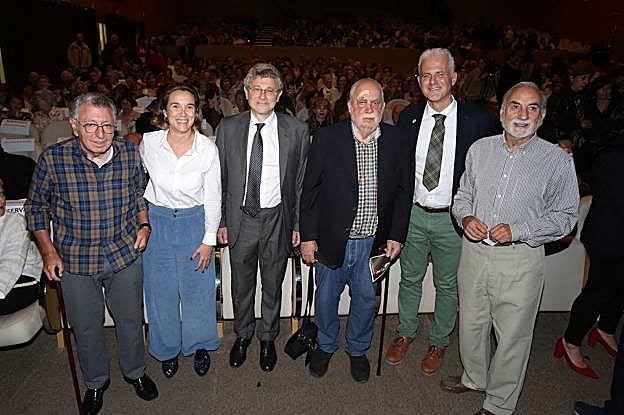 Los alcaldes de Logroño Tomás Santos, Cuca Gamarra, Julio Revuelta, José Luis Bermejo, Pablo Hermoso de Mendoza y Manuel Sainz, antes de comenzar la gala de la UPL.
