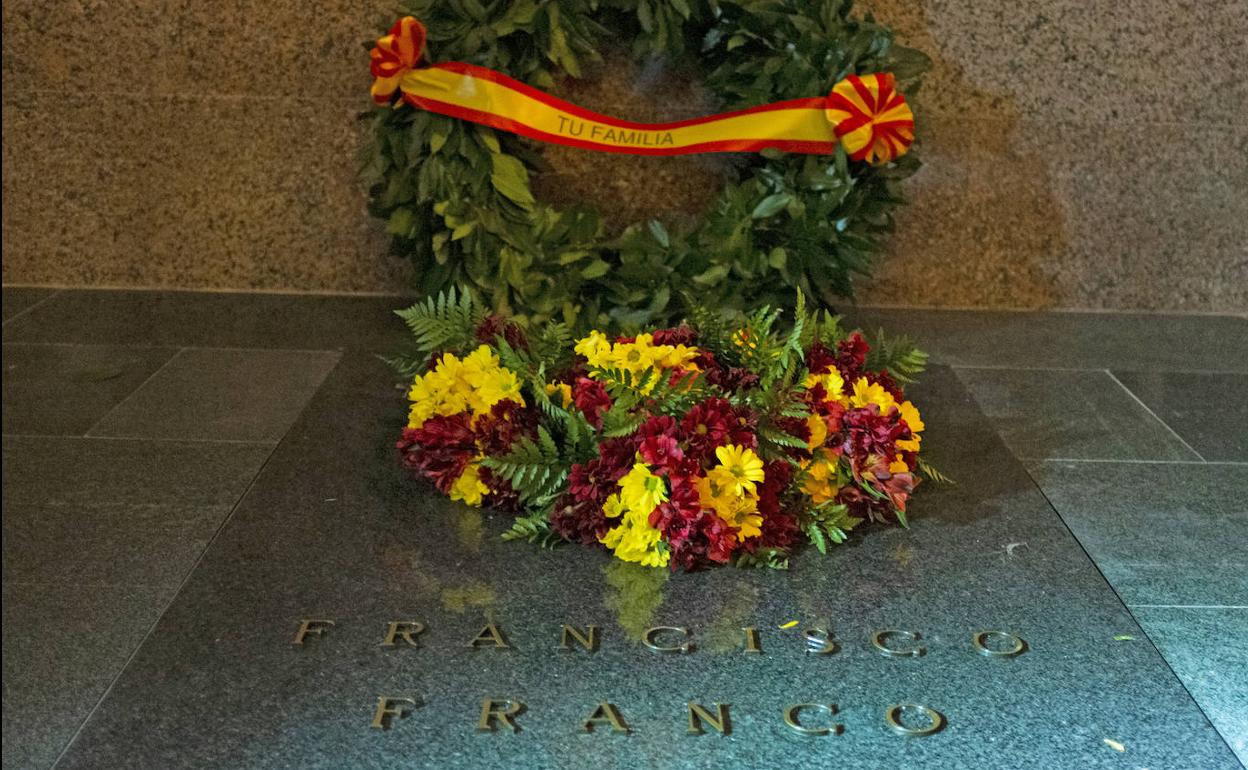 Tumba de Francisco Franco en el cementerio de Mingorrubio (Madrid).