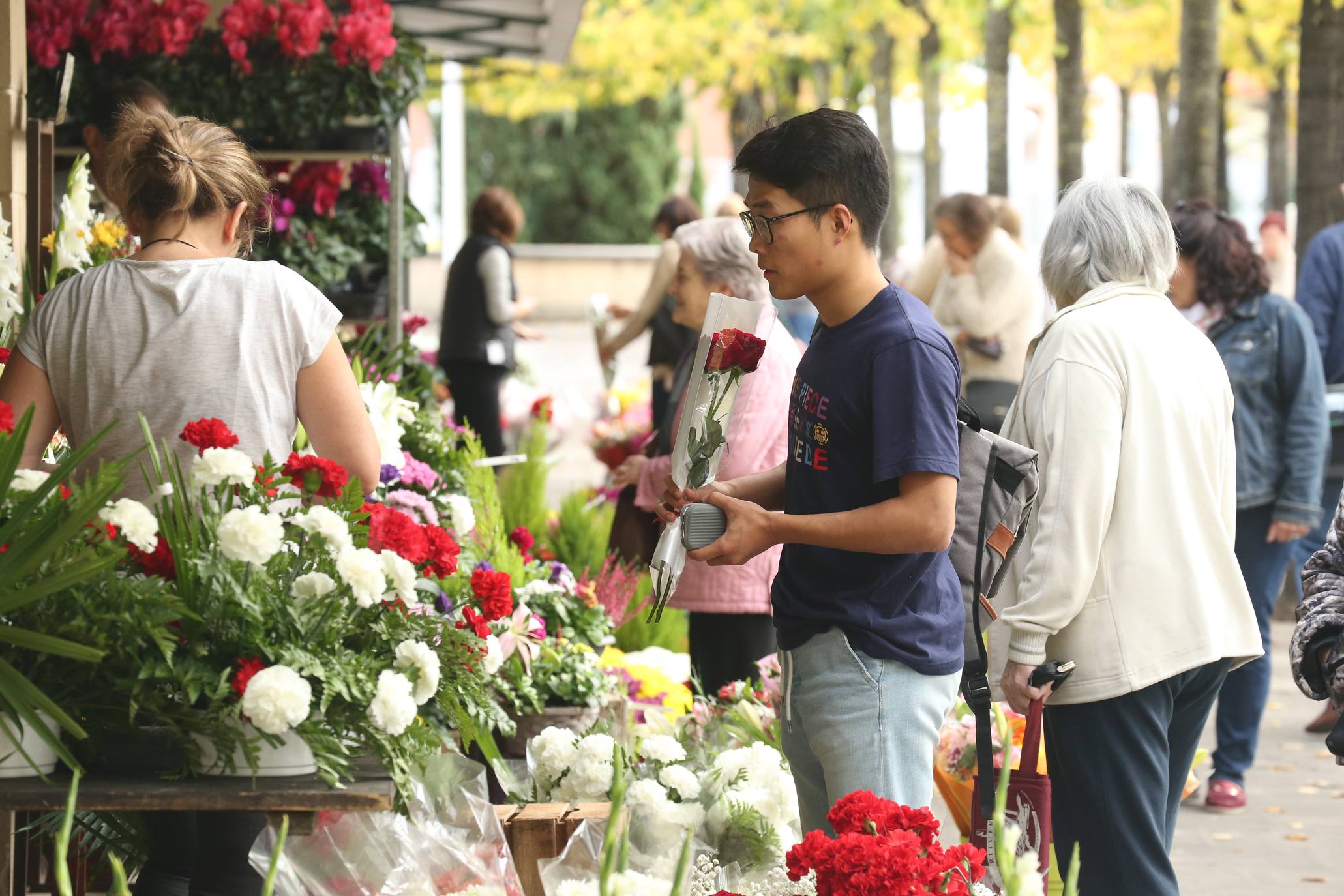 La plaza Joaquín Elizalde acoge, como cada año, el tradicional mercado de las flores del Día de Todos los Santos.