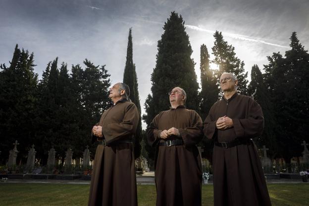 El hermano Fray Alberto, junto a los otros dos fossores del camposnto logroñés