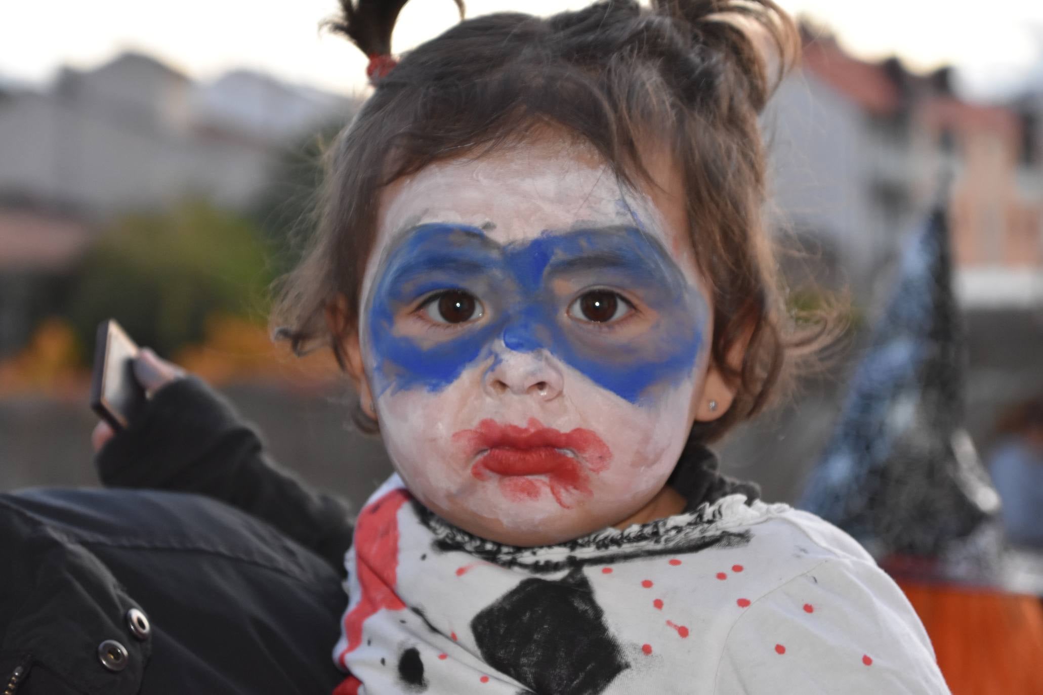 En el marco del día de Todos los Santos, o día de los difuntos, la localidad se vistió de esqueletos, decorando las calles con calaveras, calabazas y, sobre todo, mucha diversión