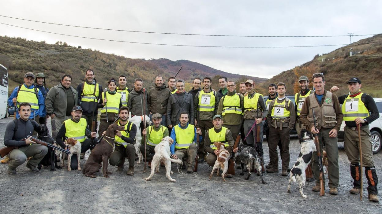 Participantes en el Campeonato de La Rioja de caza menor con perror en el el 2017, en Villoslada de Cameros