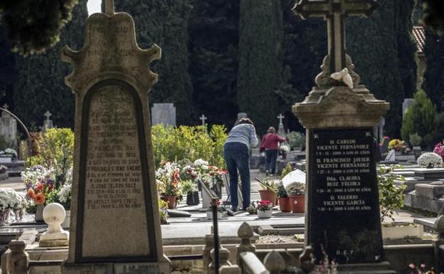 Unas vecinas acondicionan las tumbas de sus allegados estos días en el cementerio del barrio de San Antonio, de la capital riojana