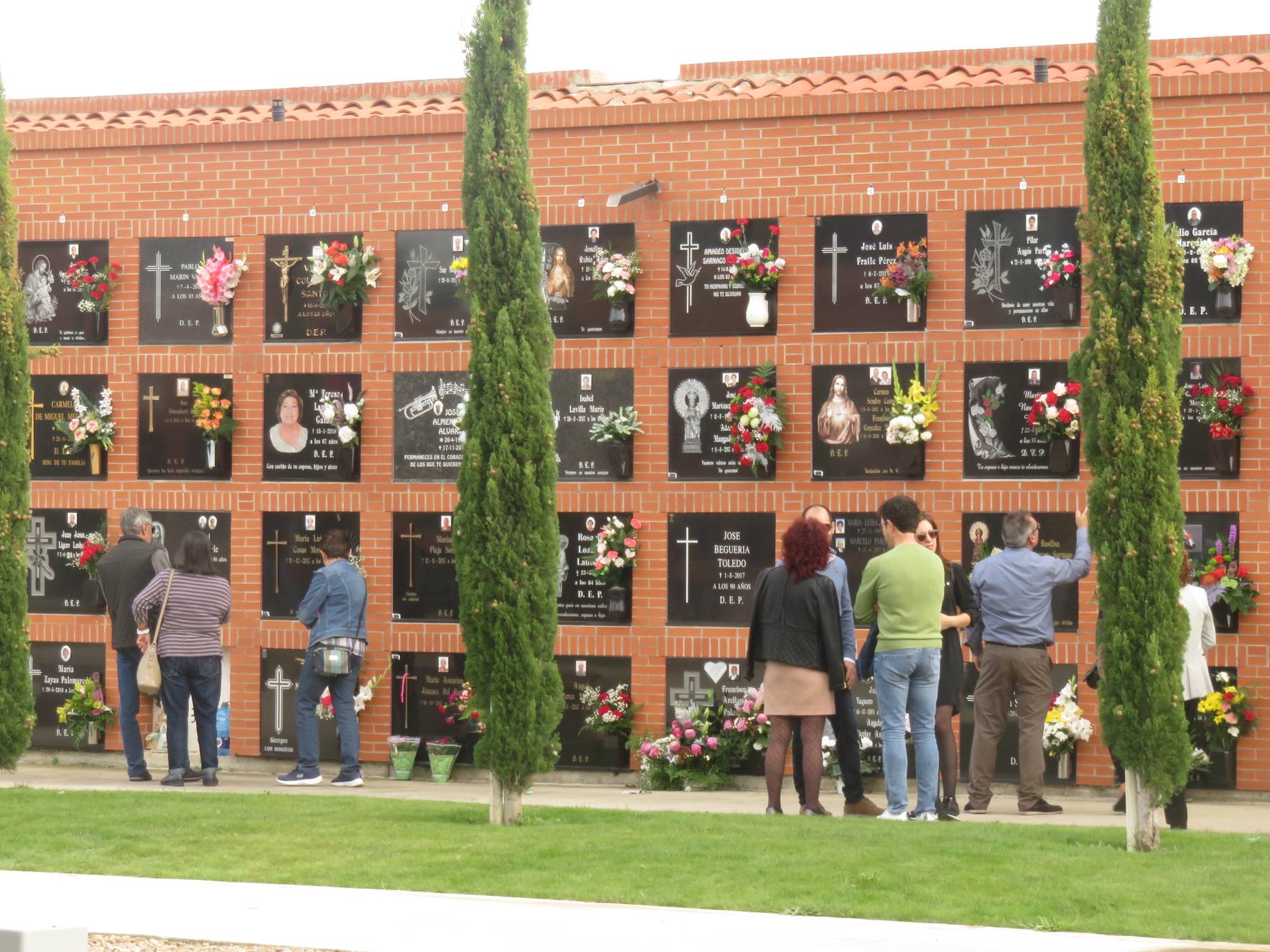 Fotos: Los cementerios riojanos se llenan de visitantes