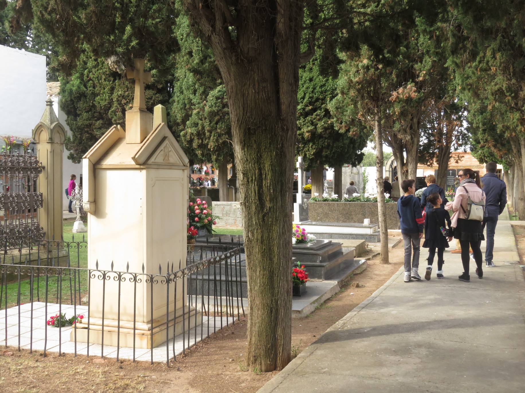 Fotos: Los cementerios riojanos se llenan de visitantes