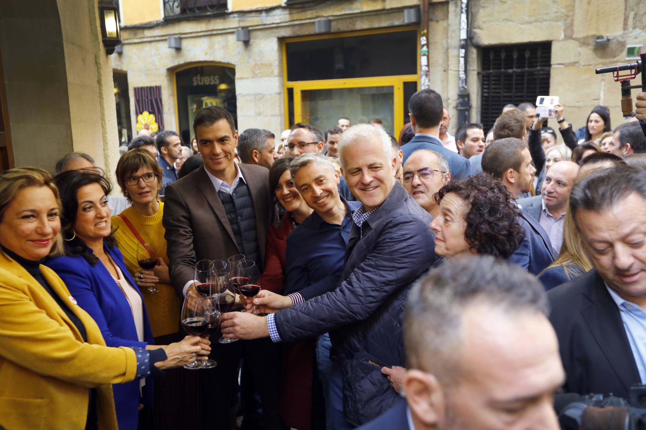 Sánchez ha paseado por el centro de la capital riojana.