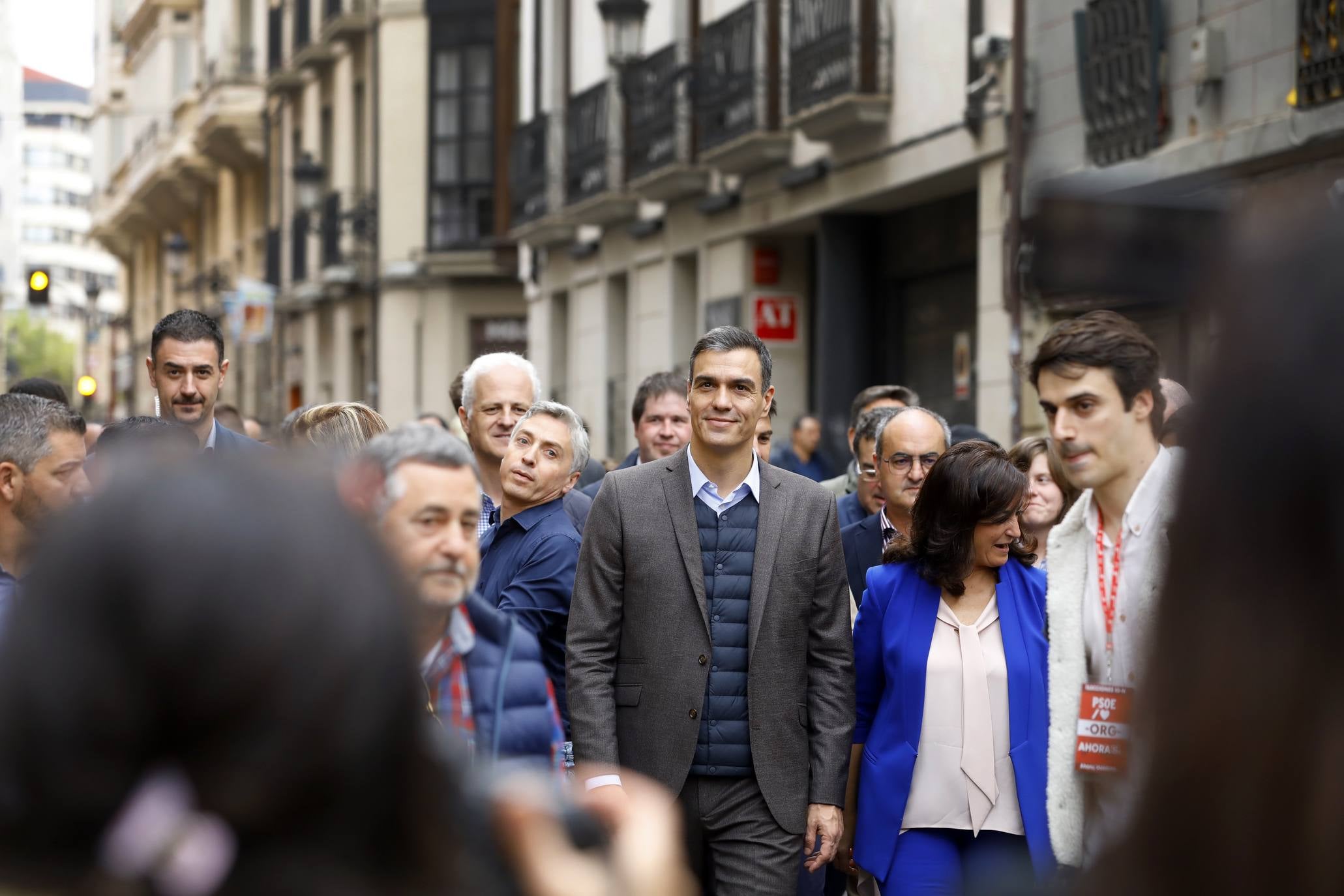 Sánchez ha paseado por el centro de la capital riojana.