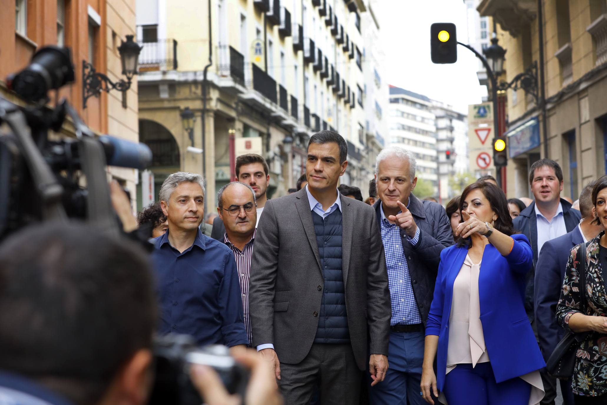 Sánchez ha paseado por el centro de la capital riojana.