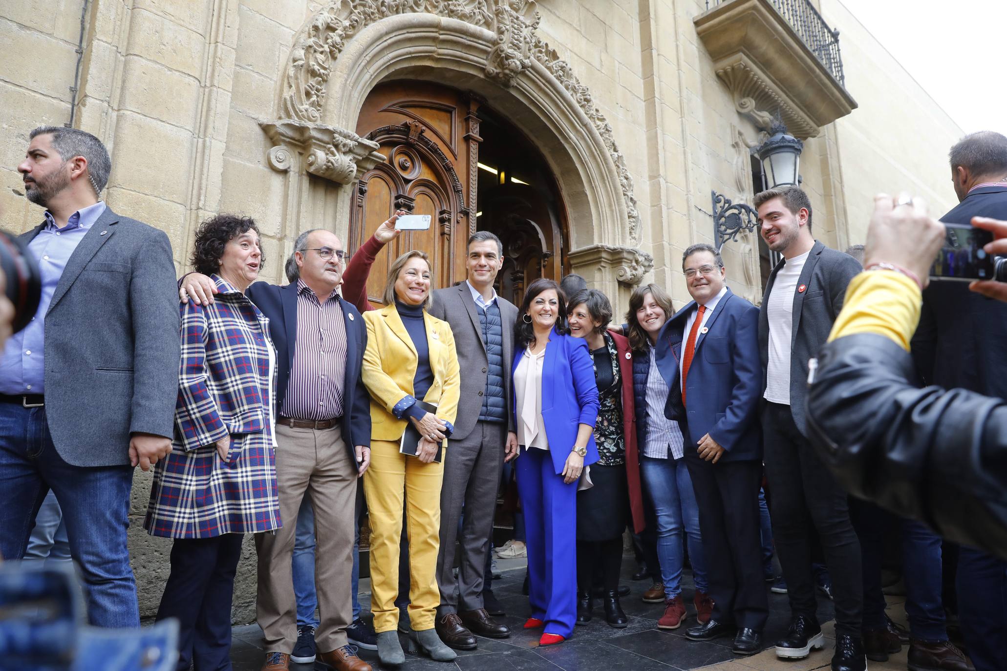 Sánchez ha paseado por el centro de la capital riojana.