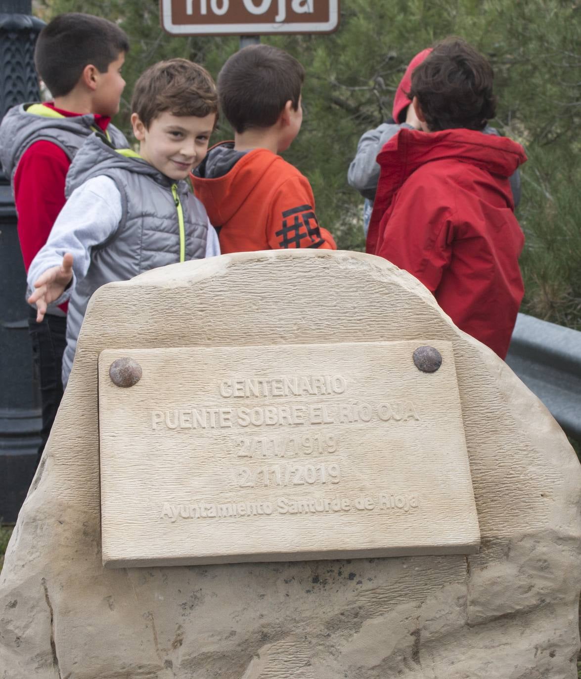 La localidad ha salido a la calle a pesar de la lluvia para celebrar el aniversario