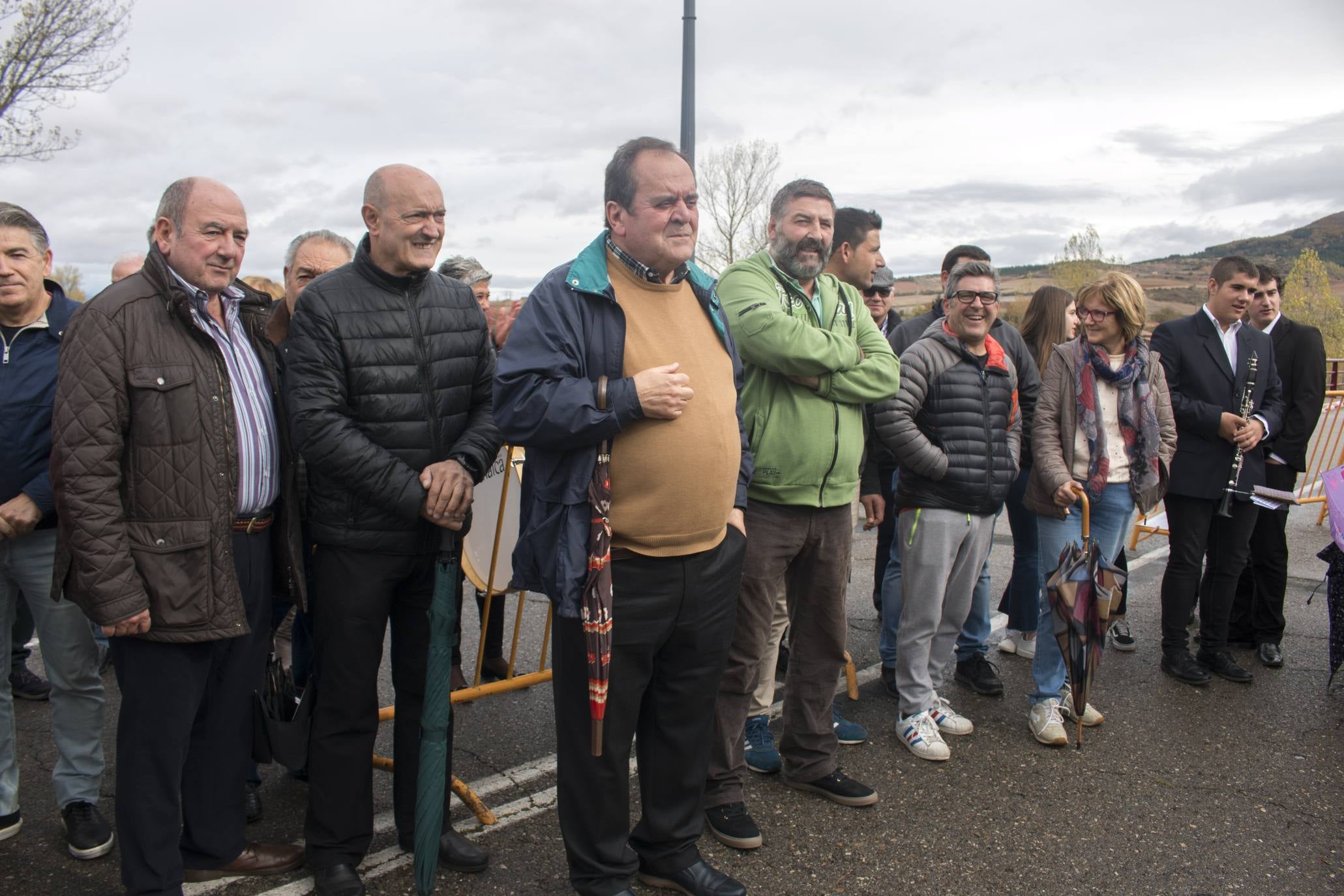 La localidad ha salido a la calle a pesar de la lluvia para celebrar el aniversario