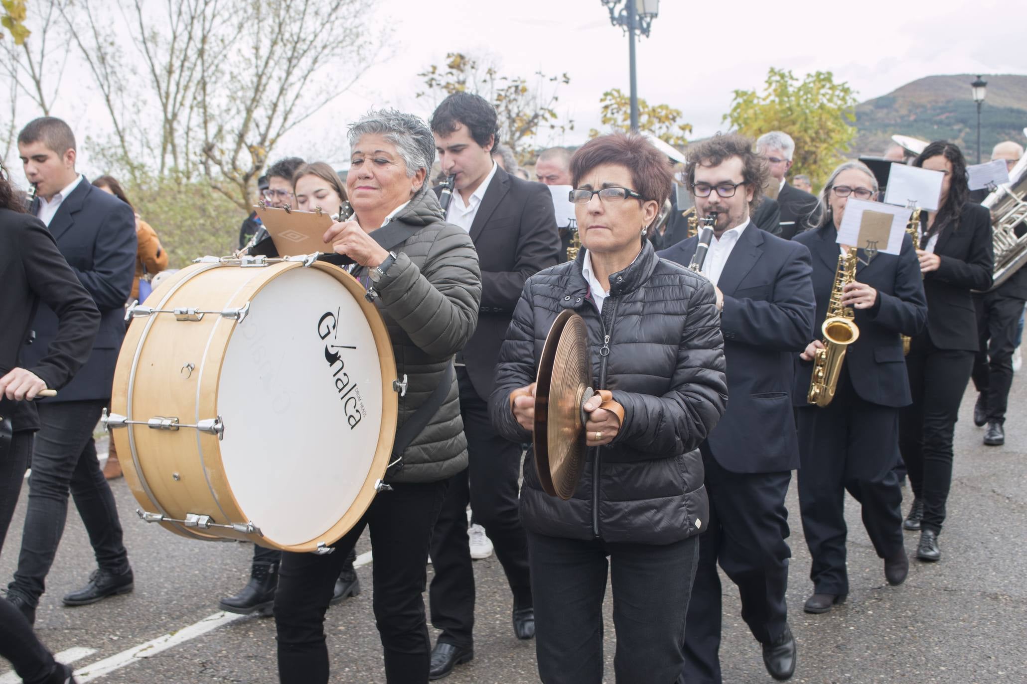 La localidad ha salido a la calle a pesar de la lluvia para celebrar el aniversario