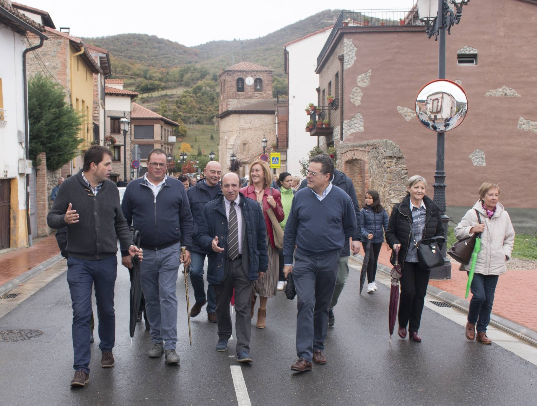 La localidad ha salido a la calle a pesar de la lluvia para celebrar el aniversario