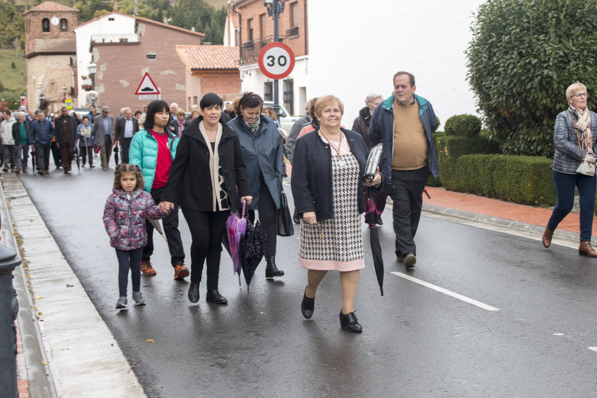 La localidad ha salido a la calle a pesar de la lluvia para celebrar el aniversario