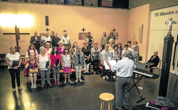 Los componentes de la Coral Logroñesa San Pablo durante un ensayo.