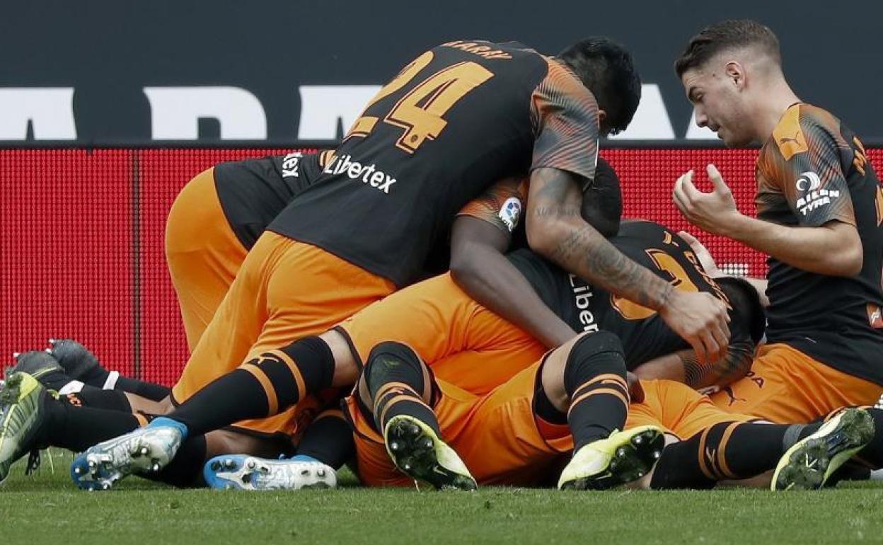 Los jugadores del Valencia celebran el gol de la victoria. 