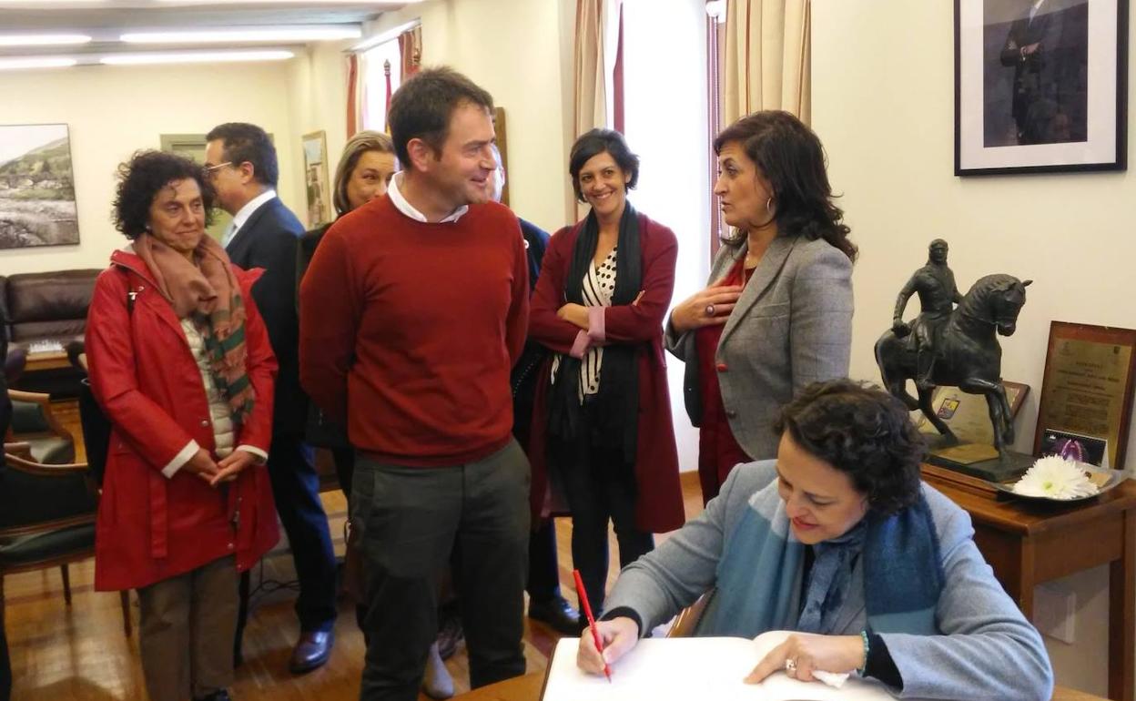 Magdalena Valerio, firmando el libro de honor del Ayuntamiento de Ezcaray.