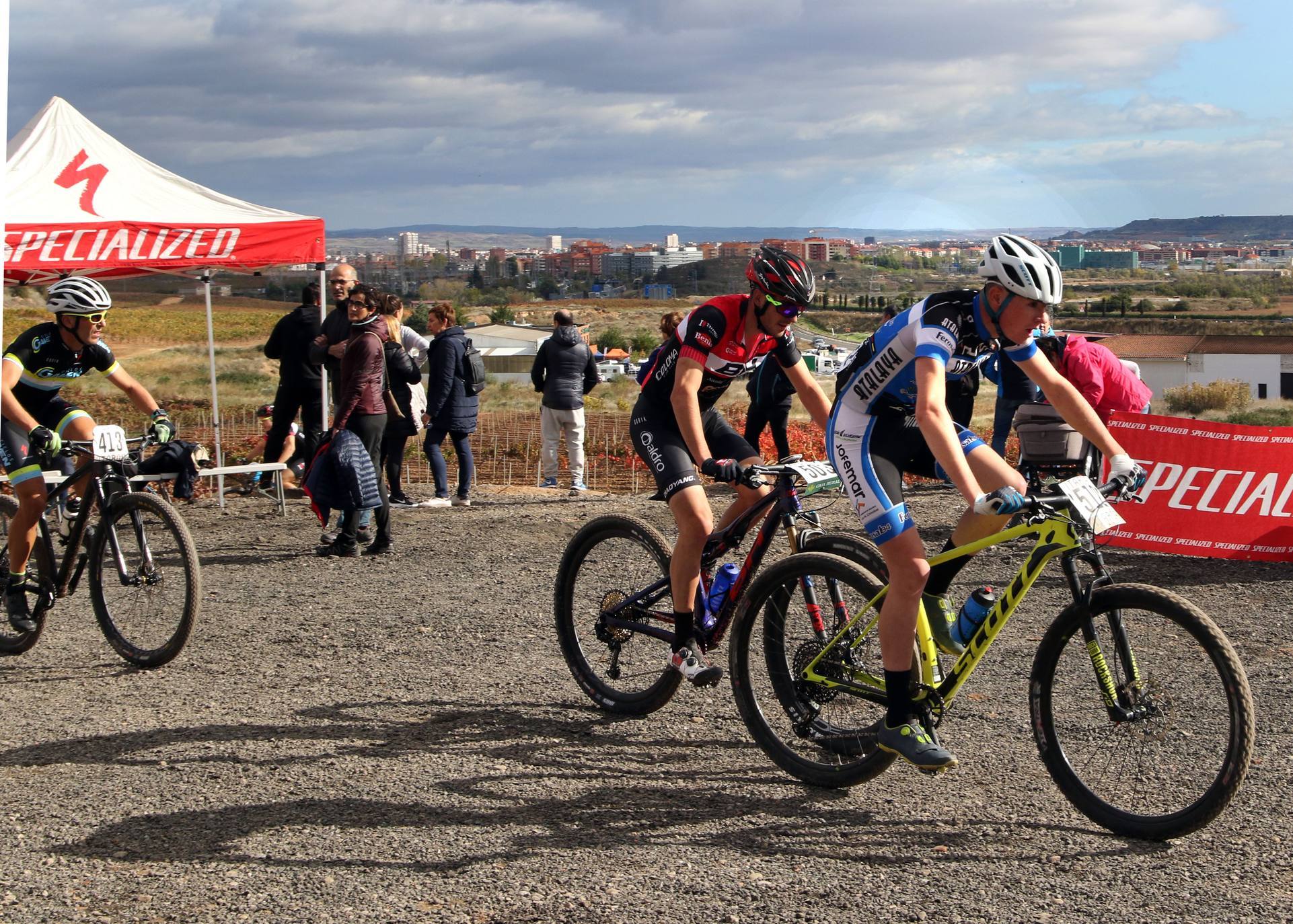 El ciclista logroñés se ha impuesto en el circuito de La Grajera y revalida su victoria en la general. 