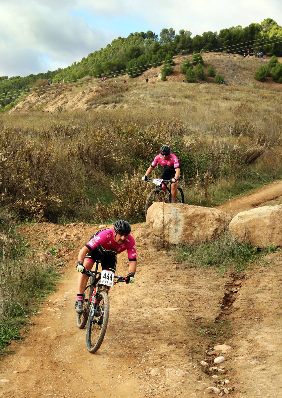 El ciclista logroñés se ha impuesto en el circuito de La Grajera y revalida su victoria en la general. 