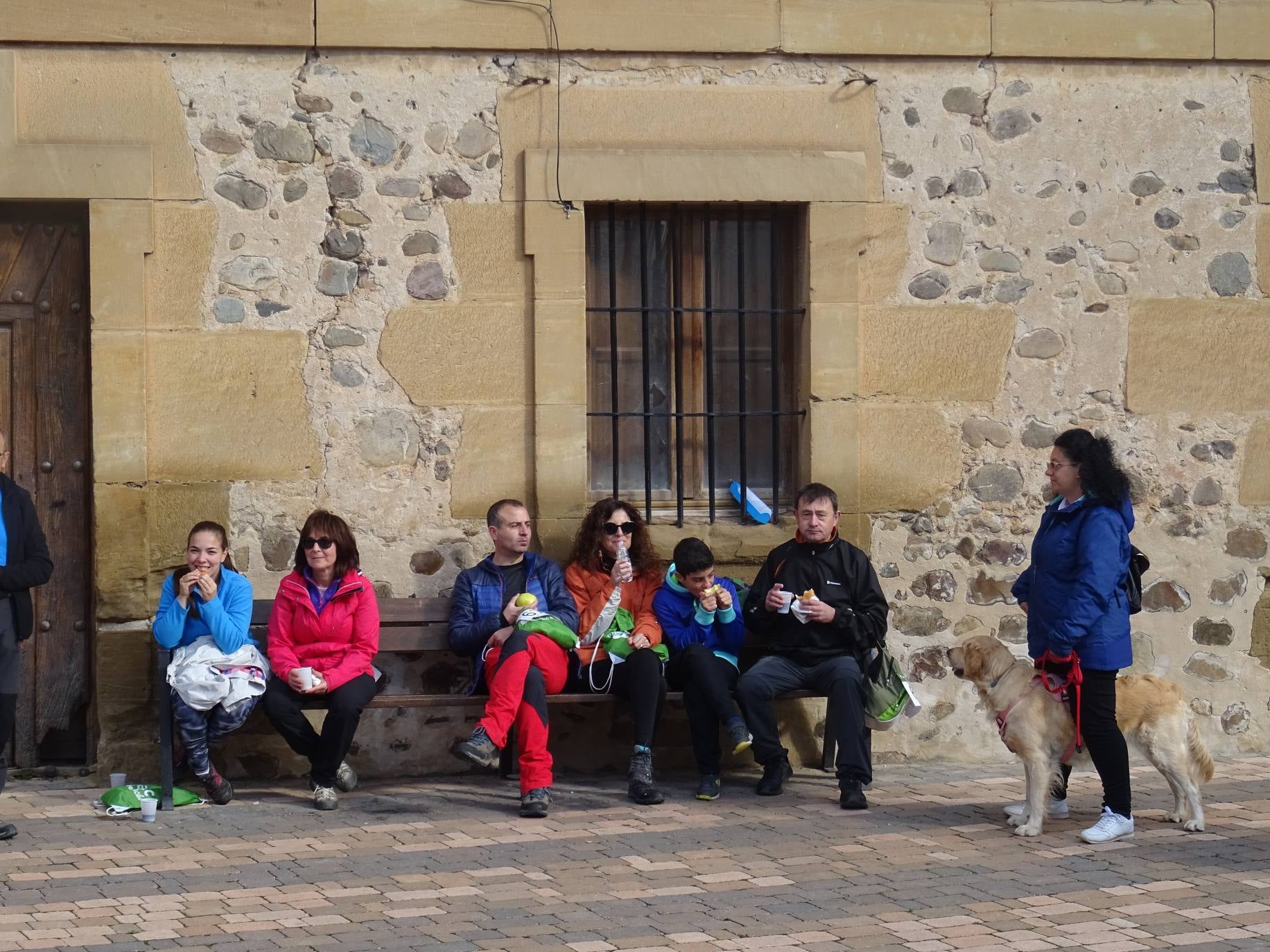 Paseo 'Por la vida', celebrado entre Santo Domingo de la Calzada y Santurde de Rioja, a beneficio de la AECC de La Rioja