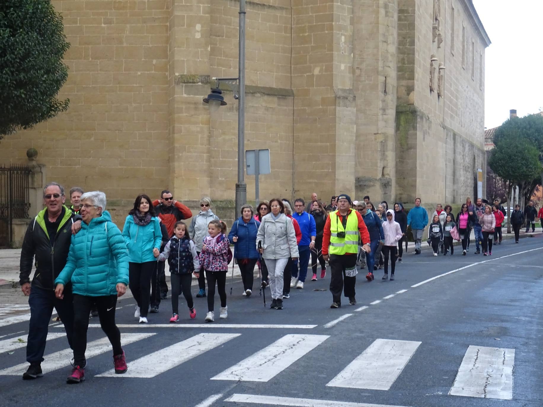 Paseo 'Por la vida', celebrado entre Santo Domingo de la Calzada y Santurde de Rioja, a beneficio de la AECC de La Rioja