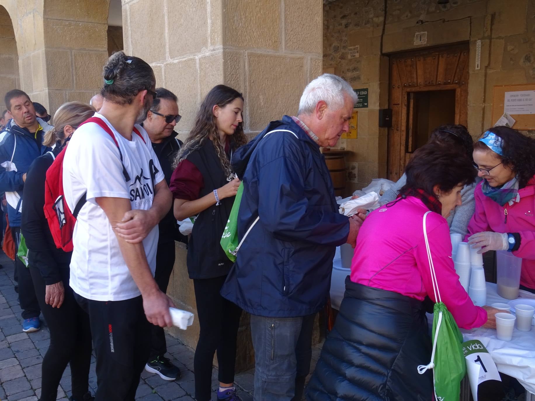 Paseo 'Por la vida', celebrado entre Santo Domingo de la Calzada y Santurde de Rioja, a beneficio de la AECC de La Rioja