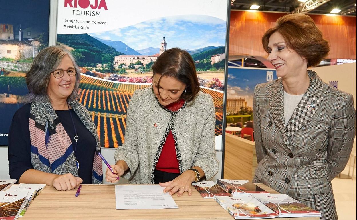 La firma de la ministra Reyes Maroto en apoyo a la candidatura de La Rioja.