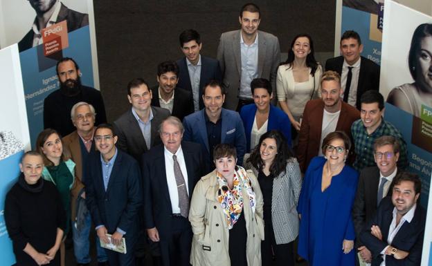 La directora general de la Fundación Princesa de Girona, Mònica Margarit (3d), y el presidente de la Fundación Francisco Bel.lil (4i) posan con los ganadores de anteriores ediciones de los premios Princesa de Girona.