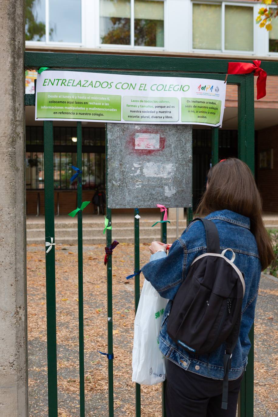 Fotos: El CEIP Vicente Ochoa se llena de lazos