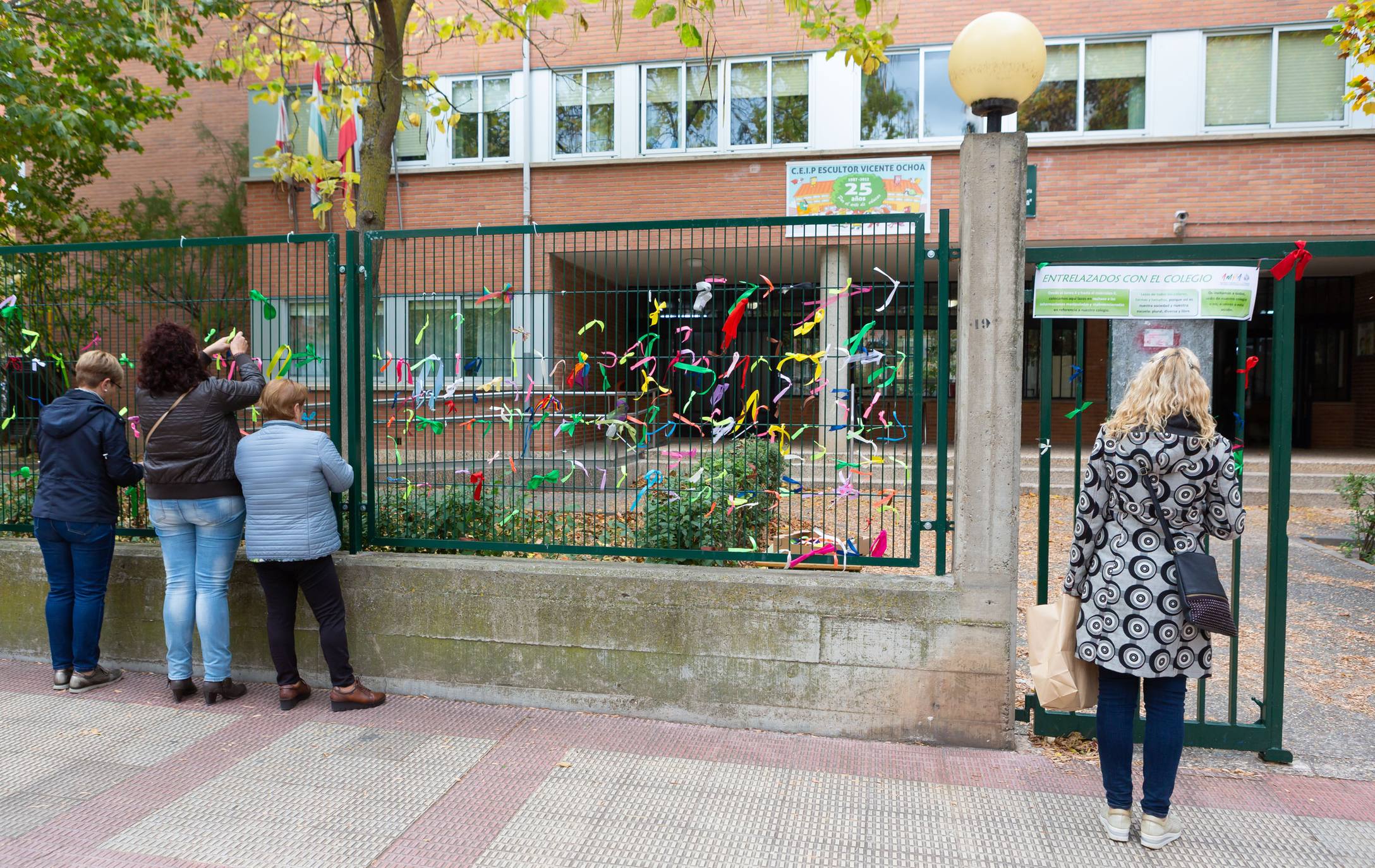 Fotos: El CEIP Vicente Ochoa se llena de lazos