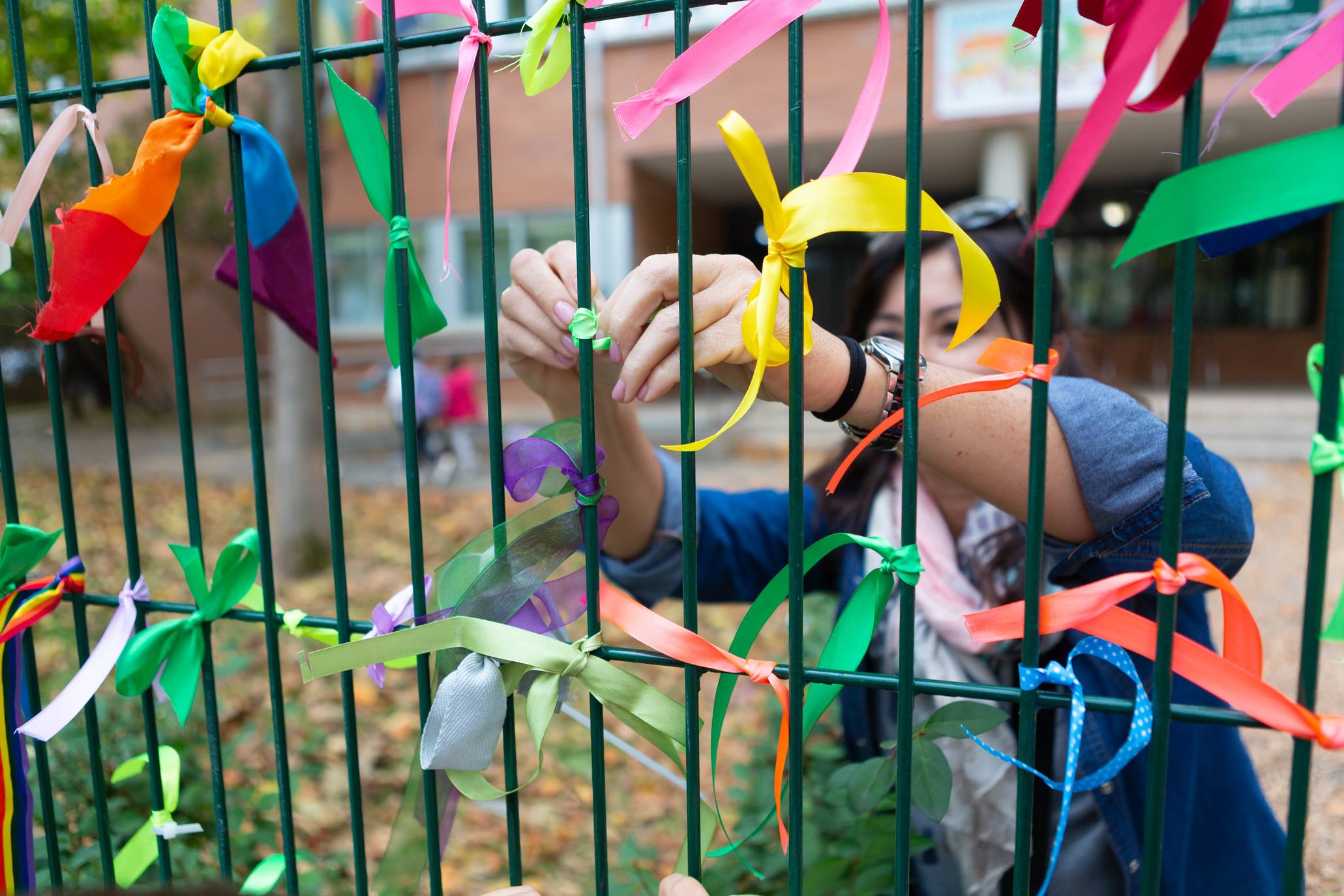 Fotos: El CEIP Vicente Ochoa se llena de lazos