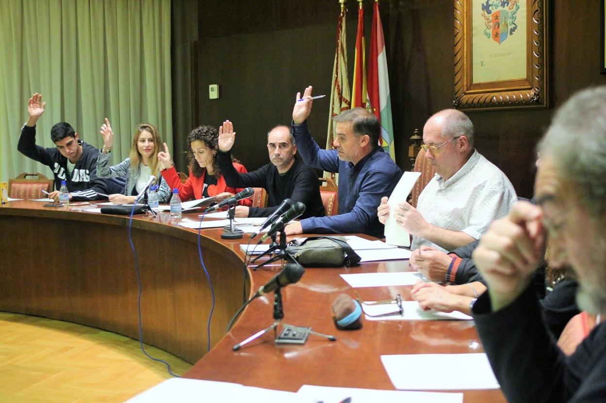 Los concejales del PP de Fuenmayor votan en contra de la moción del PSOE durante la sesión plenaria celebrada ayer. :: d.m.a.