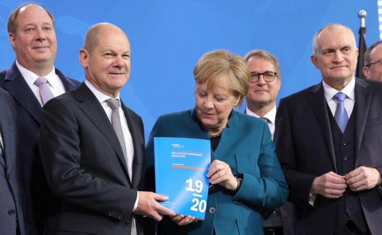 El ministro alemán de Finanzas, Olaf Scholz, junto a la canciller germana, Angela Merkel.