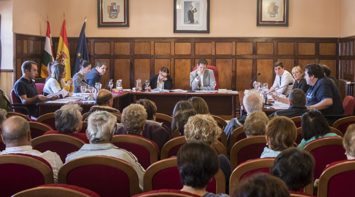 Pleno celebrado ayer en el Ayuntamiento de Santo Domingo de la Calzada, donde los vecinos dejaron constancia de su malestar