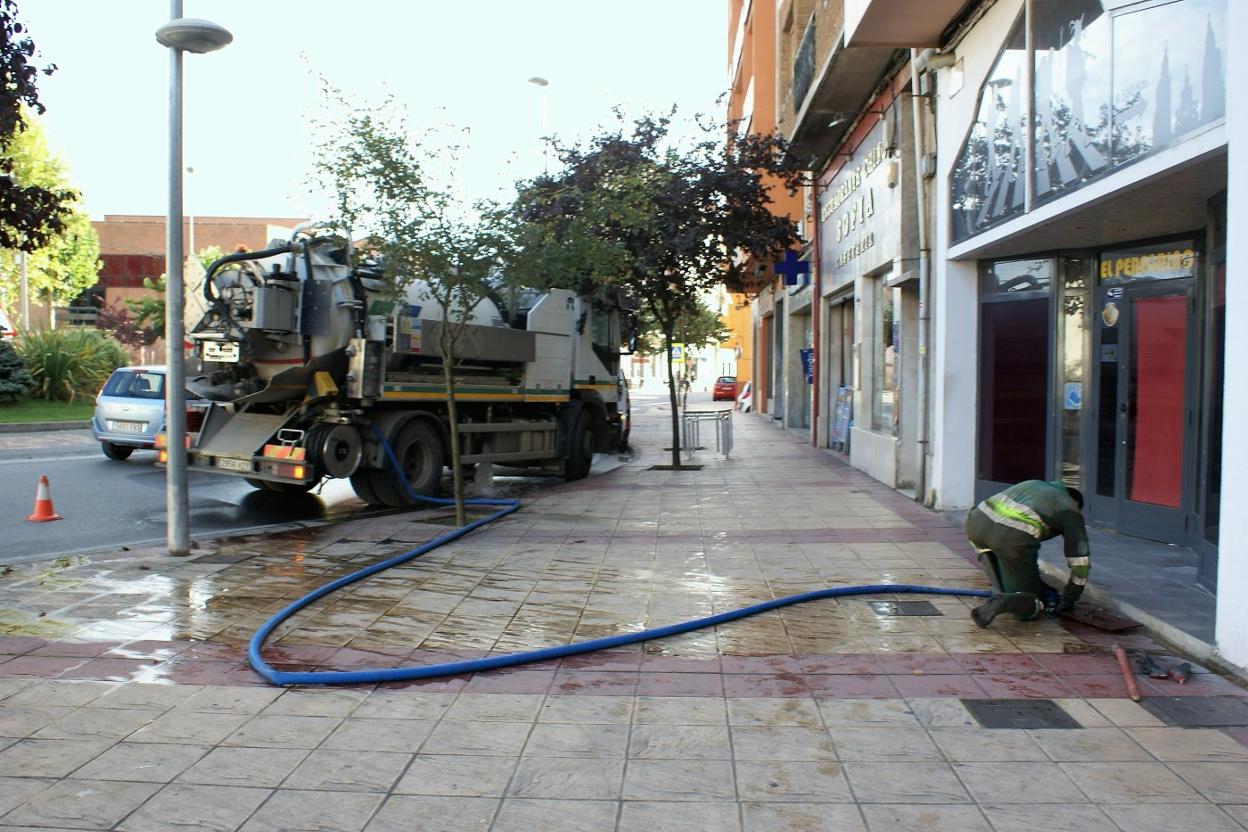 Recarga del camión de Aqualia que realizó la limpieza. 