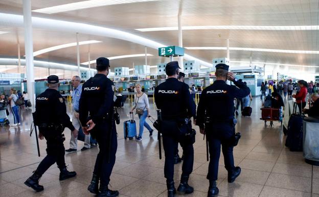 Policías nacionales vigilan el aeropuerto de El Prat. 