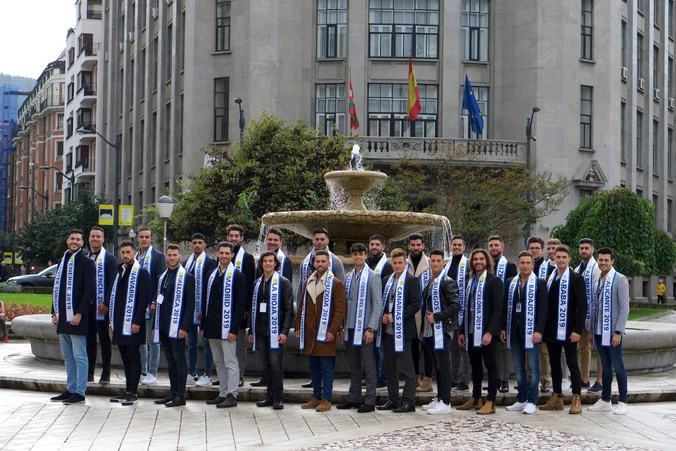 Foto de familia de todos los candidatos de Mister Turismo Spain en la Plaza Moyúa