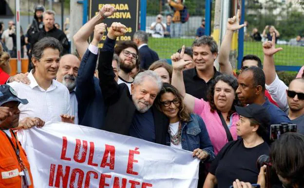 Luiz Inácio Lula da Silva sale de prisión.