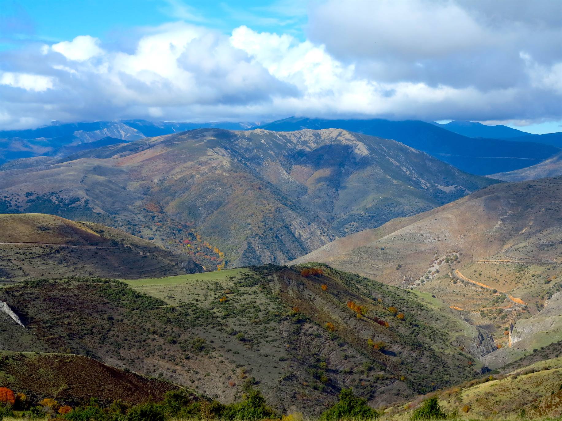 Con el temporal arreciando, el otoño da sus últimos suspiros en los Cameros riojanos dejando como testimonio bonitas estampas de bosques encendidos en llamativos colores. Un lujo para el paseo y la fotografía